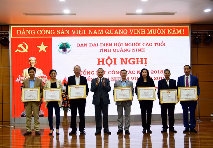 Nhiều tập thể, cá nhân được tuyên dương,khen thưởng vì có thành tích xuất sắc trong công tác người cao tuổi.