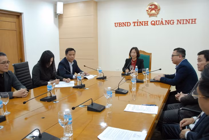 Phó Chủ tịch UBND tỉnh Vũ Thị Thu Thủy giới thiệu khái quát về tiềm năng, lợi thế của tỉnh Quảng Ninh.