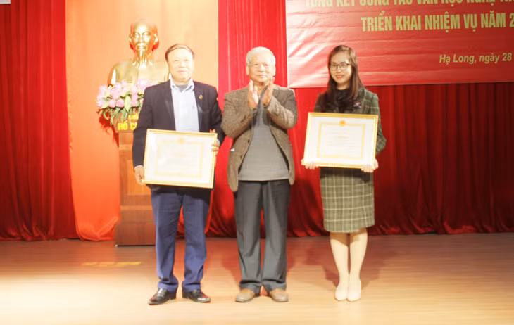 Lãnh đạo Ủy ban toàn quốc Liên hiệp các hội VHNT Việt Nam tặng bằng khen cho các cá nhân.