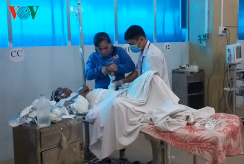 Bác sĩ chăm sóc cho bệnh nhân bị bỏng nặng.