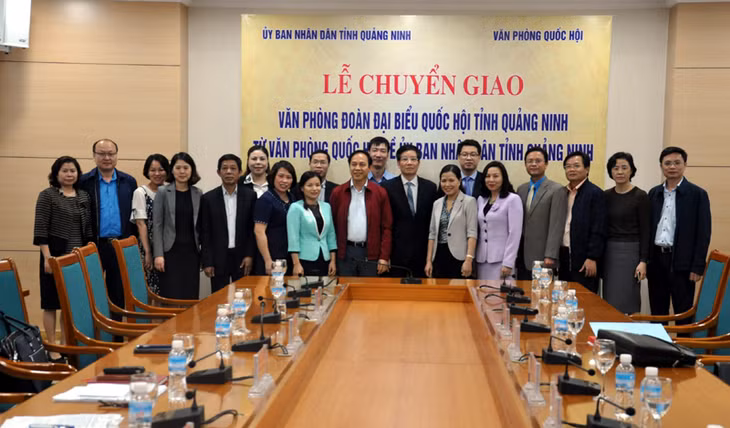 Các đồng chí lãnh đạo Văn phòng Quốc hội, UBND tỉnh và đại biểu tham dự chụp ảnh lưu niệm với công chức, người lao động của Văn phòng Đoàn ĐBQH tỉnh trong lễ bàn giao