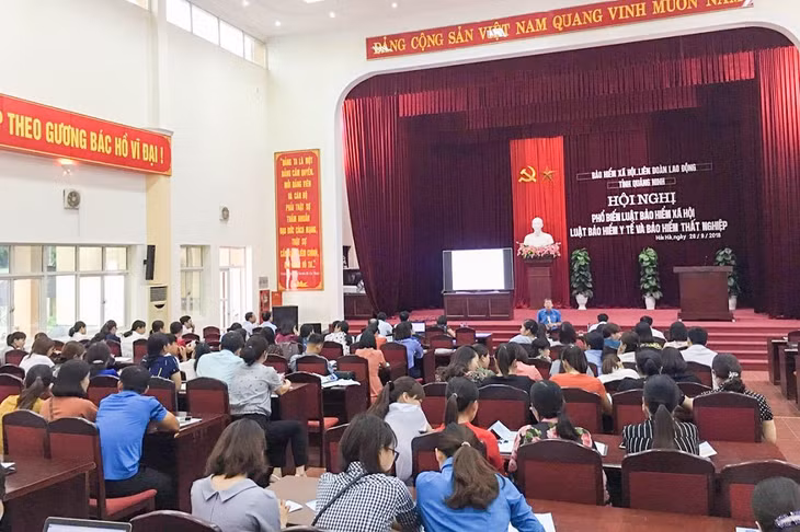 Liên đoàn Lao động tỉnh và Bảo hiểm xã hội tỉnh phối hợp tuyên truyền Luật Bảo hiểm xã hội, Bảo hiểm Y tế, Bảo hiểm thất nghiệp cho công nhân lao động trên địa bàn Đầm Hà.