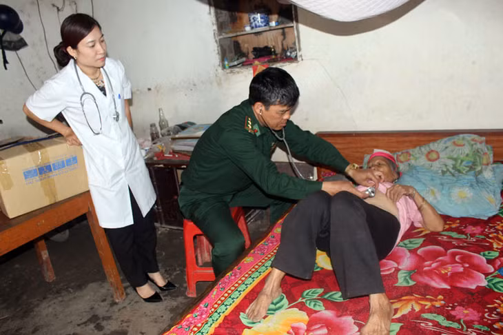 ...và tổ chức thăm, khám chữa bệnh miễn phí cho bà con.