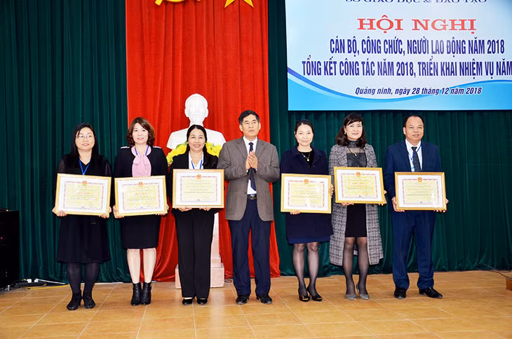 Nhiều tập thể, cá nhân được tuyên dương,khen thưởng vì có thành tích xuất sắc trong công tác giáo dục - đào tạo năm 2018.