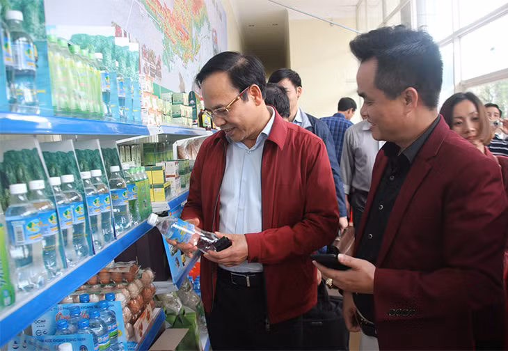 Các đại biểu tham quan gian hàng trưng bày sản phẩm OCOP của các địa phương.