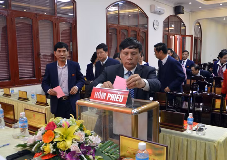 Các đại biểu HĐND thành phố bỏ phiếu