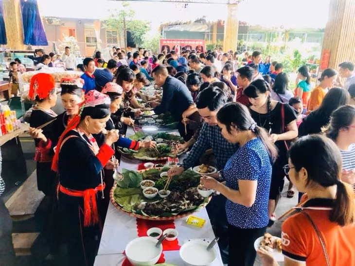 Trưng bày giới thiệu văn hóa truyền thống, văn hóa ẩm thực của người dân tộc Dao Thanh y tại Chợ cảnh Uông Bí
