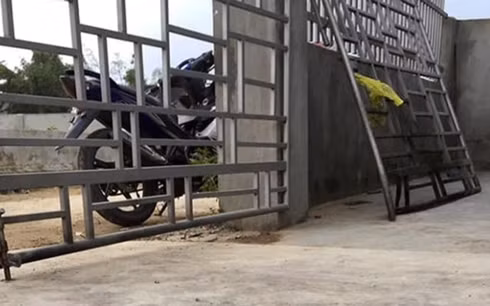 Hiện trường chiếc cổng nhà ông Th bị nhóm người ném chất nổ phá hỏng