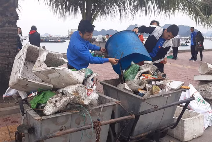 ĐVTN TP Cẩm Phả ra quân dọn vệ sinh khu vực Bến Do