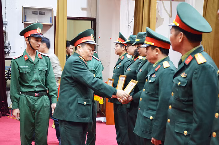 Bộ CHQS tỉnh khen thưởng các tập thể, cá nhân của LLVT TP Hạ Long có thành tích xuất sắc trong công tác quân sự, quốc phòng địa phương năm 2018. Ảnh: Nguyễn Chiến.