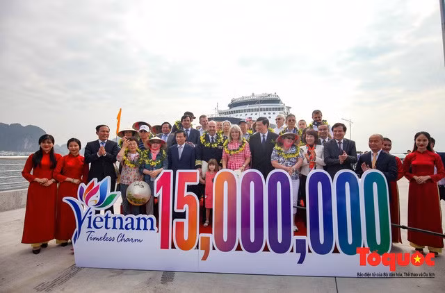 Lễ đón vị du khách thứ 15 triệu đến Việt Nam tại cảng du lịch quốc tế Hạ Long