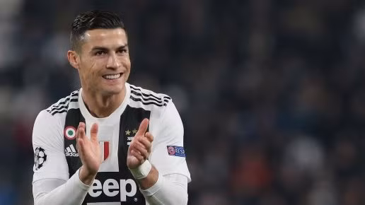  Ronaldo tỏa sáng trong màu áo mới.