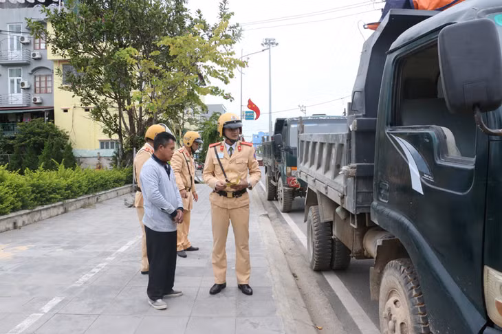 Cảnh sát giao thông Công an huyện Cô Tô kiểm tra hành chính các phương tiện tham gia giao thông.
