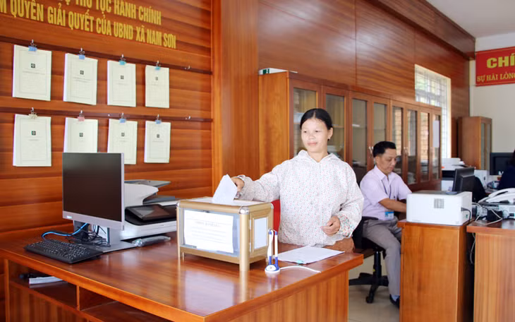 Người dân xã Nam Sơn thực hiện đánh giá mức độ
