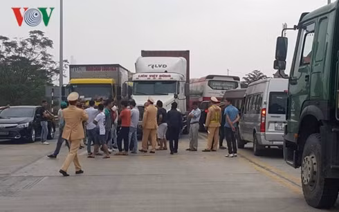 Lực lượng cảnh sát giao thông tham gia phân luồng và giữ trật tự tại trạm thu phí BOT Phả Lại.