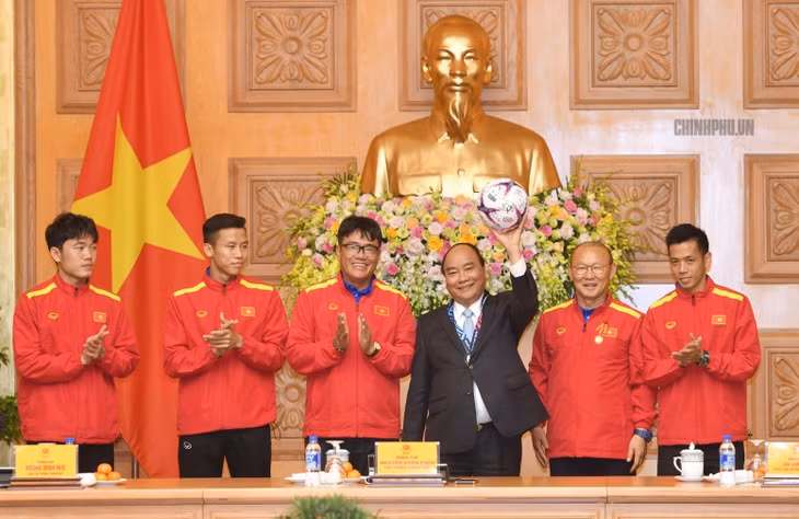 Đại diện Ban Huấn luyện và Đội tuyển Việt Nam trân trọng tặng Thủ tướng trái bóng sử dụng tại AFF Cup 2018. Ảnh: VGP/Quang Hiếu