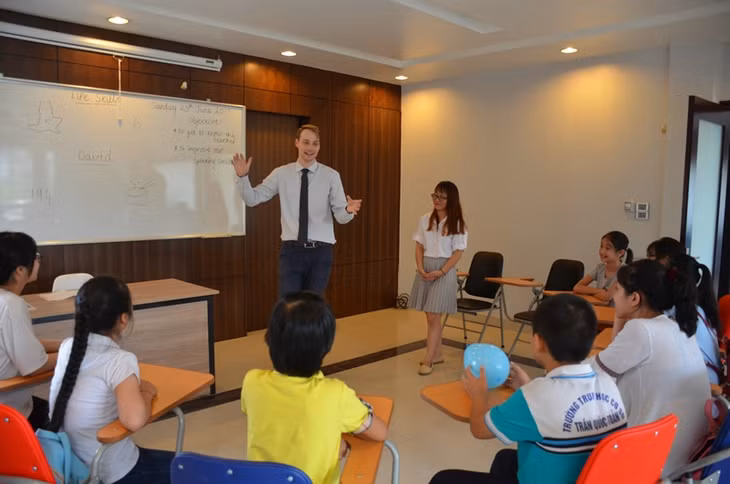  Nhân dịp này, Trung tâm ngoại ngữ E-connect Quảng Ninh đã tổ chức các lớp học trải nghiệm tiếng Anh khoa học, giao tiếp, kỹ năng sống miễn phí, do giáo viên của E-connect Việt Nam giảng dạy.