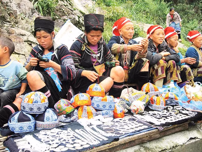 Nếu muốn mua quà lưu niệm ở chợ phiên, du khách nên tìm mua chăn, gối, phụ kiện bằng thổ cẩm với giá bán tùy từng sản phẩm.
