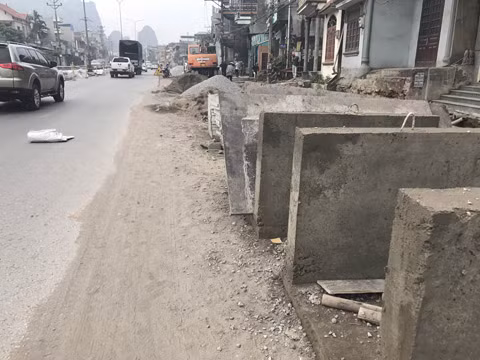 Vật liệu xây dựng vứt bừa bãi, nhiều đoạn như những cái bẫy người tham gia giao thông 