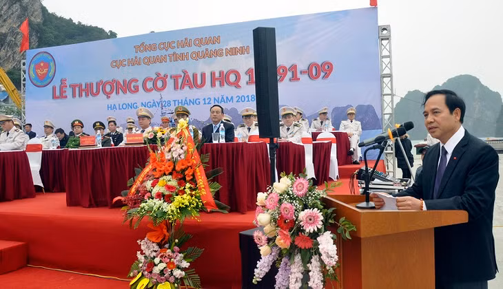 Phó Chủ tịch Thường trực UBND tỉnh Quảng Ninh Đặng Huy Hậu phát biểu chỉ đạo tại Lễ thượng cờ tàu tuần tra HQ-14-91-09.