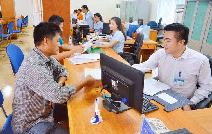 Cán bộ Trung tâm Hành chính công huyện Vân Đồn giải quyết thủ tục hành chính cho công dân.