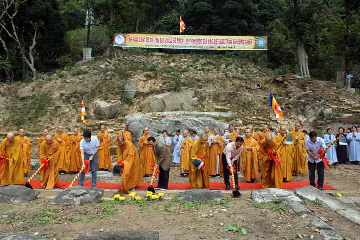 Các đại biểu thực hiện nghi lễ động thổ khởi công