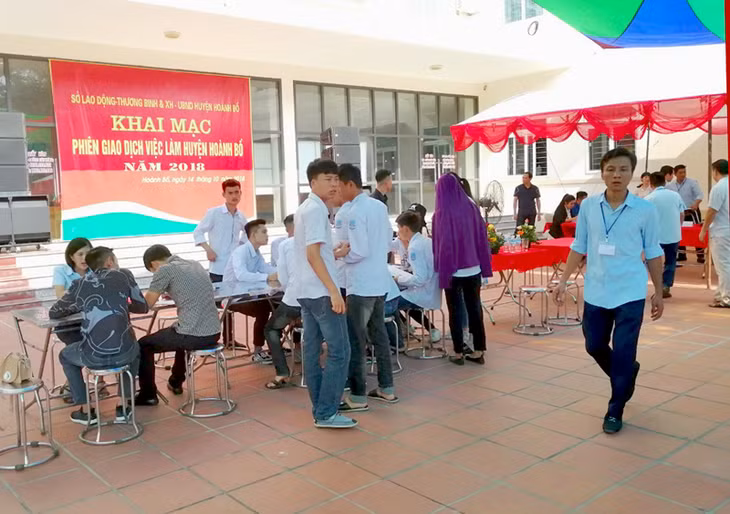 Doanh nghiệp tuyển dụng và người lao động tìm kiếm việc làm tại Phiên Giao dịch việc làm huyện Hoành Bồ do Trung tâm Dịch vụ việc làm (Sở LĐTB&XH) tổ chức vào tháng 10/2018. Ảnh: Ngọc Khánh (TT Dịch vụ việc làm).