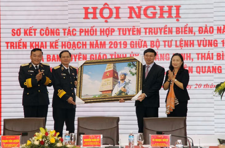 Bộ Tư lệnh Vùng 1 Hải quân trao tặng quà kỷ niệm cho tỉnh Quảng Ninh