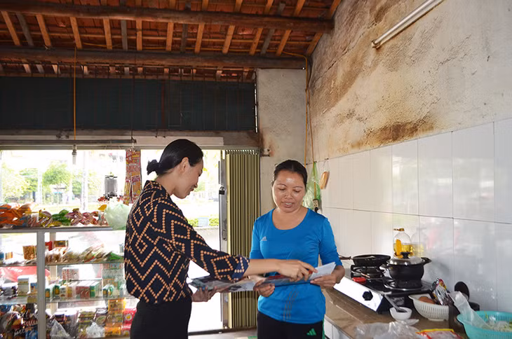 Cán bộ Phòng Y tế huyện Hoành Bồ phối hợp cùng UBND thị trấn Trới tuyên truyền quy định mới đảm bảo ATTP cho hộ kinh doanh thức ăn đường phố gần khu vực Trường trung học phổ thông Hoành Bồ, huyện Hoành Bồ.