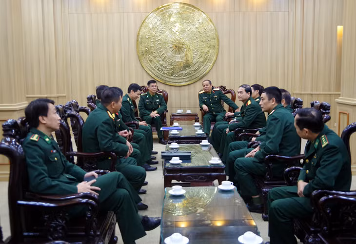 Quang cảnh buổi làm việc. Ảnh: Xuân Hùng (Bộ đội Biên phòng tỉnh) 