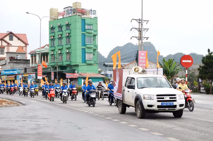 Tuyên truyền lưu động về bình đẳng giới trên địa bàn TP Hạ Long. Ảnh: Vân Anh.