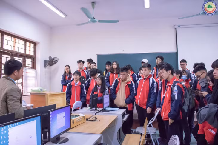 Học sinh Trường THPT Hòn Gai tham quan cơ sở vật chất Trường Đại học Công nghiệp Quảng Ninh.