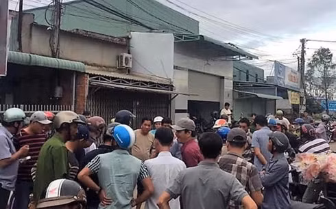 Đối tượng nghi "ngáo đá" bị người dân và lực lượng công an khống chế