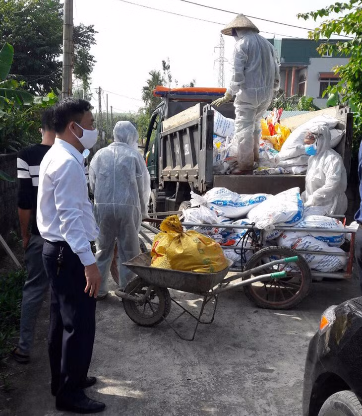 Cơ quan chức năng sử dụng hóa chất khoanh vùng dập dịch.