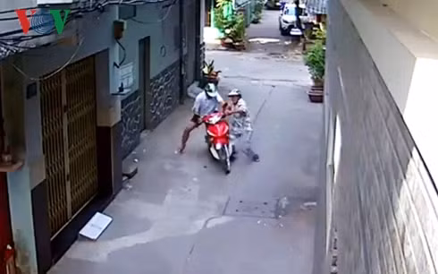 Hình ảnh cướp xe máy được camera ghi lại.