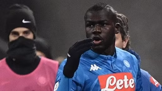  Koulibaly là một trong những cầu thủ bị các CĐV quá khích nhắm tới trên sân.