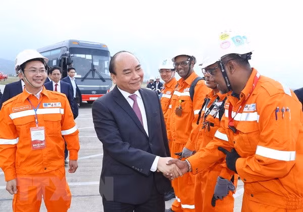 Thủ tướng Nguyễn Xuân Phúc và cán bộ kỹ sư, công nhân người lao động. (Ảnh: Thống Nhất/TTXVN)