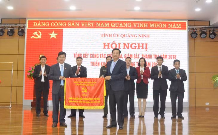 Ban Thương vụ Tỉnh uỷ đã tặng cờ đơn vị dẫn đầu thi đua năm 2018 cho UBKT huyện Ủy Hải Hà