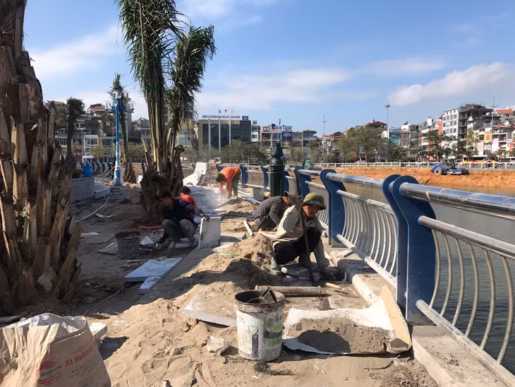 Các công nhân gấp rút hoàn thiện những khâu cuối cùng.