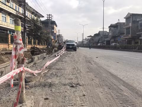 Nhiều đoạn đơn vị thi công cũng căng dây cảnh báo nhưng rất tạm bợ 
