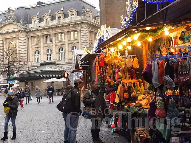 Hội chợ Giáng sinh trên phố ở Lausanne