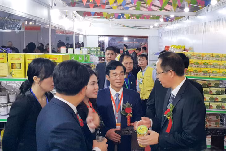 Lãnh đạo tỉnh Quảng Ninh (Việt Nam) và TP Đông Hưng (Trung Quốc) tham quan gian hàng OCOP Quảng Ninh.