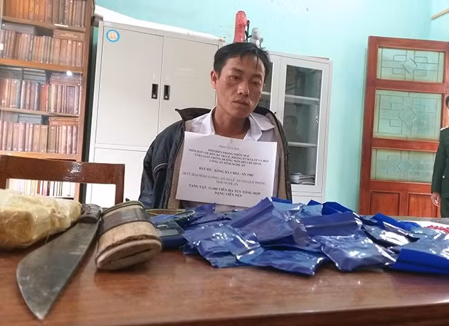 Đối tượng và tang vật tại cơ quan chức năng.