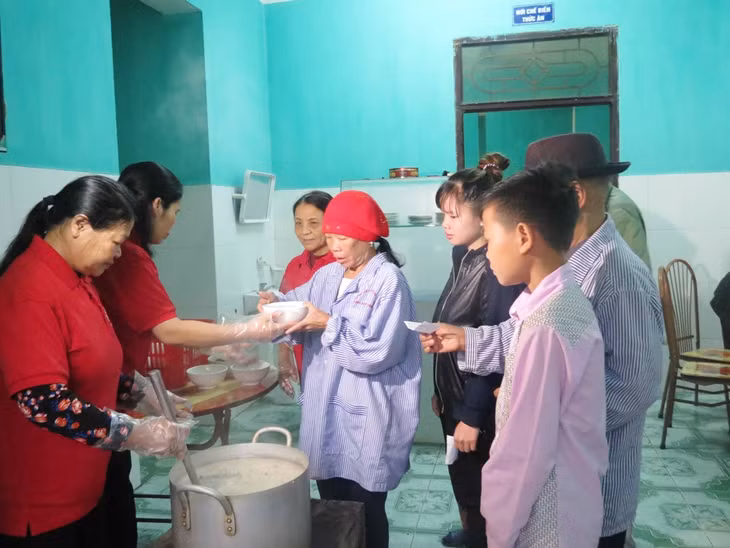 Nồi cháo tình thương do Hội CTĐ huyện Ba Chẽ triển khai thực hiện