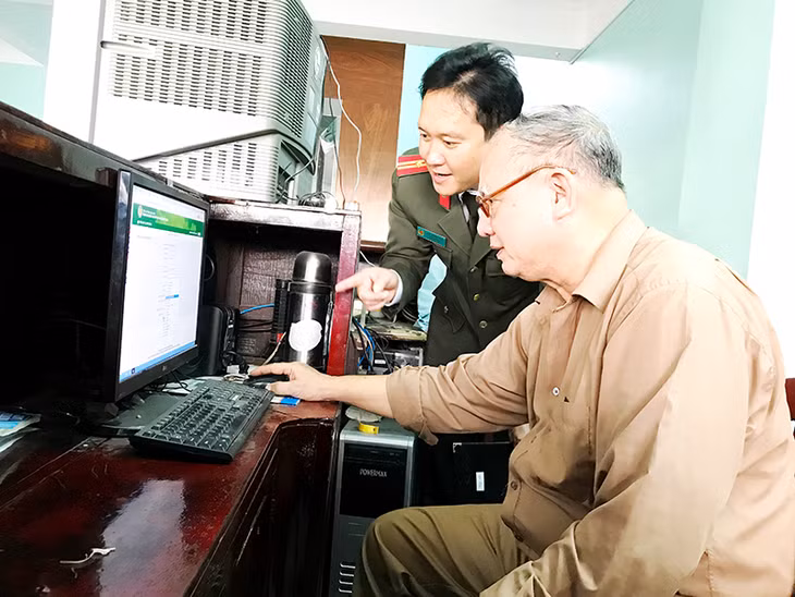 Ông Lê Quý Đôn, chủ khách sạn Thắng Lợi, thị trấn Trới, huyện Hoành Bồ thực hiện nghiêm túc việc khai báo tạm trú cho người nước ngoài.