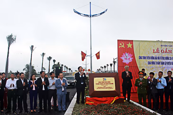 Các đồng chí lãnh đạo huyện gắn biển công-trình-chào-kỷ-niệm-70-năm-ngày-thành-lập-huyện-Vân-Đồn.