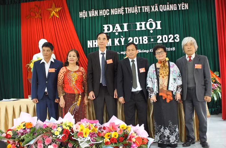 Ban chấp hành Hội VHNT TX Quảng Yên nhiệm kỳ 2018-2023 ra mắt đại hội.