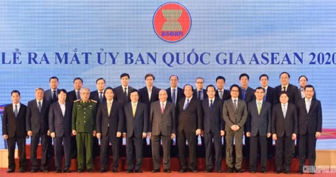 Thủ tướng chụp ảnh lưu niệm cùng các thành viên Ủy ban Quốc gia ASEAN 2020.