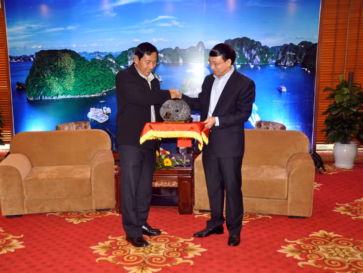 Đồng chí Nguyễn Xuân Ký, Phó Bí thư Thường trực Tỉnh ủy, Phó Chủ tịch Thường trực HĐND tỉnh tặng quà lưu niệm cho đoàn