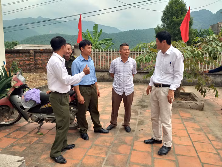 Cán bộ xã Sơn Dương thường xuyên xuống địa bàn nắm tình hình dân cư
